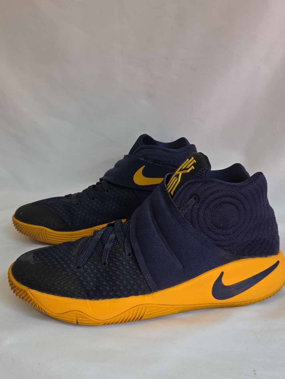 Nike Kyrie 2 'Cavs' Sneakers